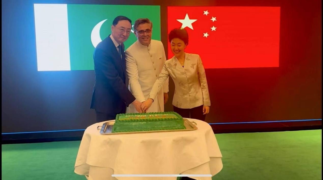外交部副部長孫衛(wèi)東（左）、巴基斯坦駐華大使卡里爾·哈什米（中）、中聯(lián)部副部長孫海燕（右）共切蛋糕。巴基斯坦駐華大使館供圖