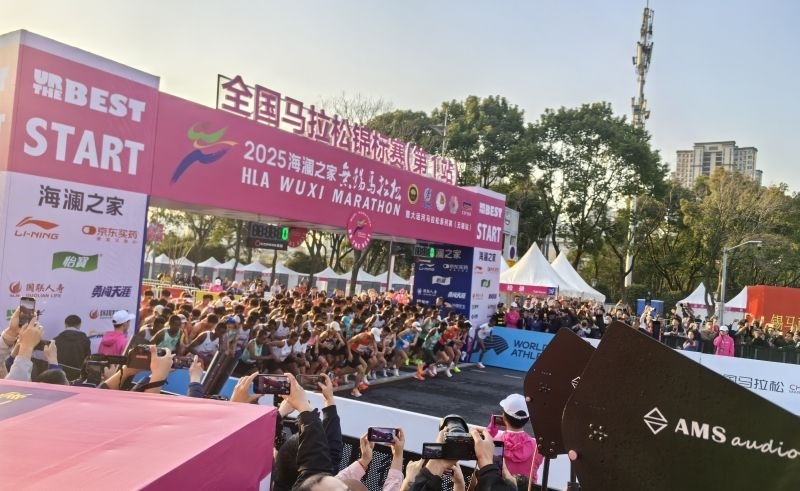 參賽選手沖出起跑線。 人民網(wǎng)記者 楊磊攝