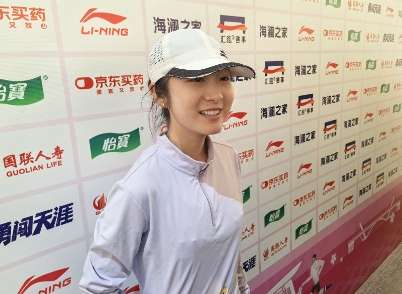 徐冰潔賽后接受采訪。 人民網(wǎng)記者 楊磊攝