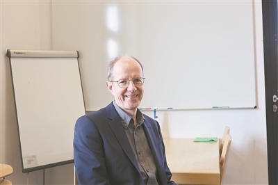 德國物理學(xué)會主席、雷根斯堡大學(xué)凝聚態(tài)物理學(xué)家克勞斯·里希特教授。駐德國記者 李山攝