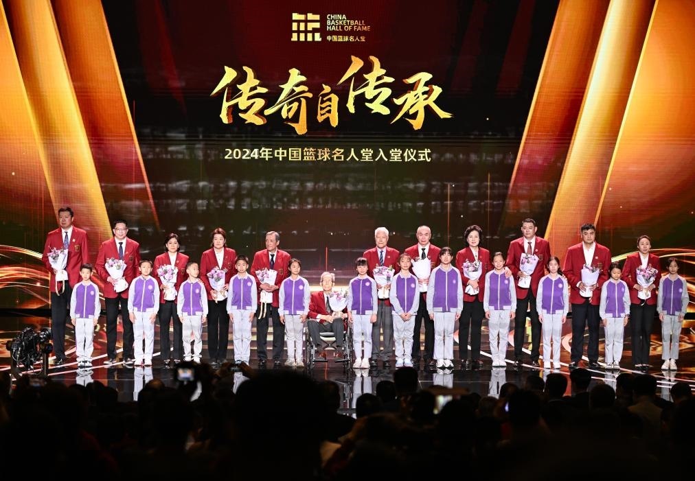 3月23日，在場(chǎng)的各屆中國(guó)籃球名人堂入堂人物在入堂儀式上合影留念。新華社記者 陳鐘昊 攝