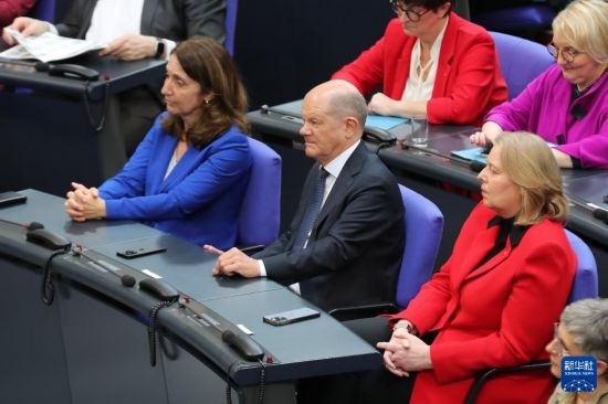 3月25日，在德國柏林，朔爾茨（中）出席新一屆德國聯(lián)邦議院首次全體會議。新華社記者 杜哲宇 攝