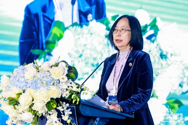 中國高等教育學(xué)會學(xué)術(shù)咨詢發(fā)展委員會委員、中國高等教育學(xué)會原副秘書長、《中國高教研究》主編王小梅。