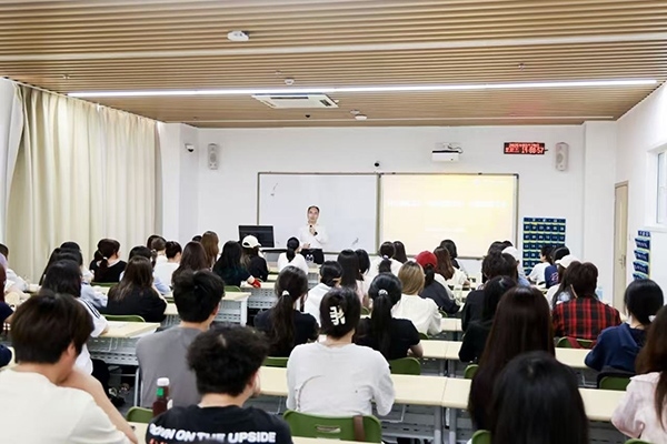 深圳職業(yè)技術(shù)大學(xué)黨委副書記、校長許建領(lǐng)為學(xué)生授課。學(xué)校供圖