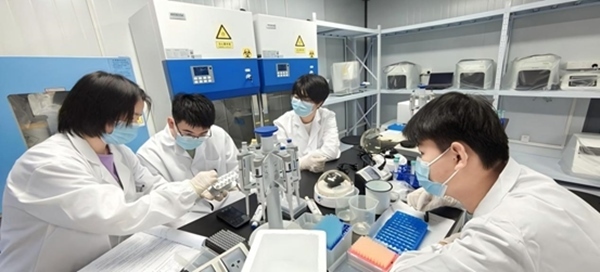 “個(gè)體基因解密實(shí)驗(yàn)”預(yù)實(shí)驗(yàn)課堂。東華大學(xué)供圖