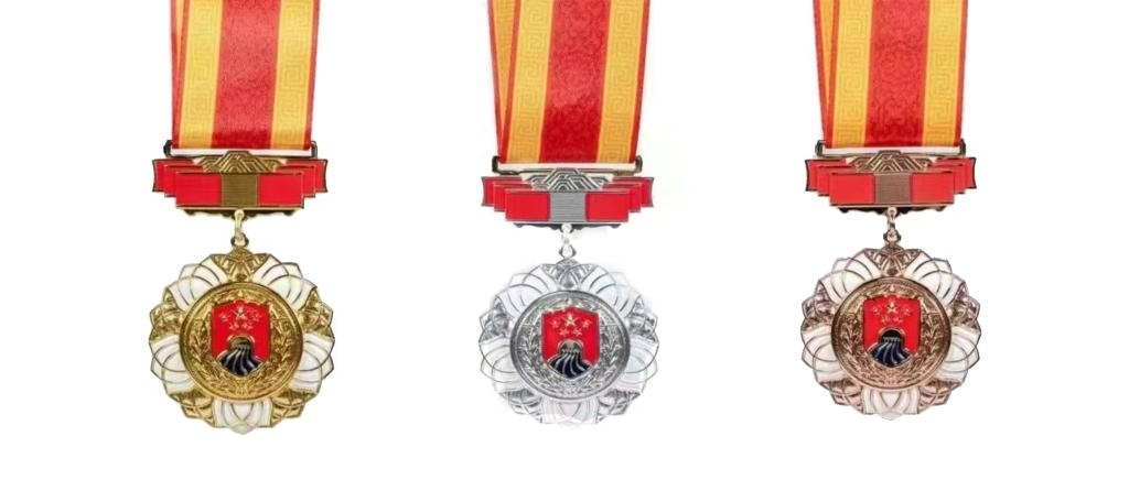 圖為戍守邊疆金質(zhì)、銀質(zhì)、銅質(zhì)紀念章。（國家移民管理局供圖）