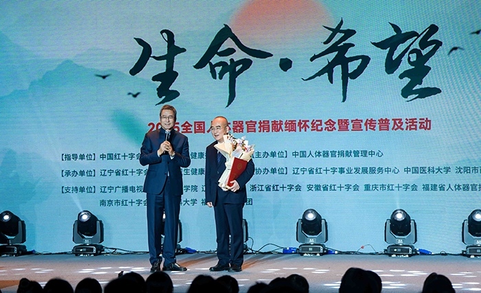 中國紅十字會副會長白巖松在現(xiàn)場采訪“人民英雄”張定宇教授。主辦方供圖