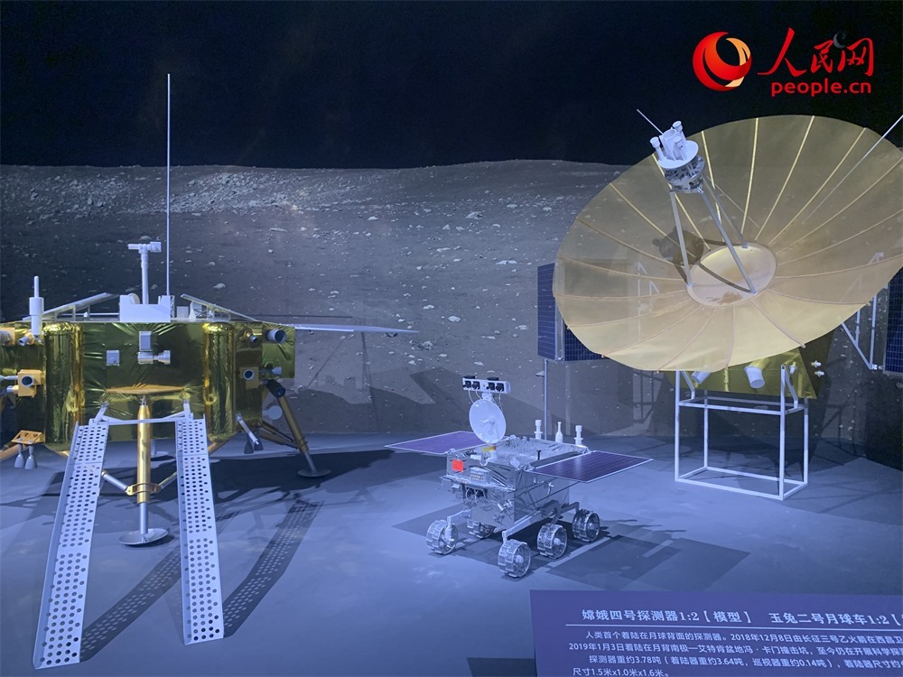 “九天攬?jiān)隆袊皆鹿こ?0年”展廳現(xiàn)場。人民網(wǎng)記者 韋衍行攝