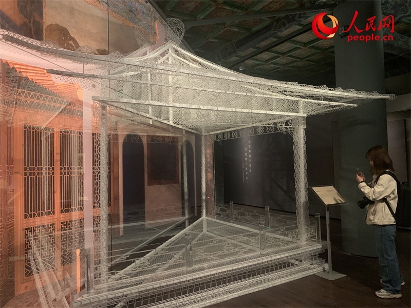 游客在故宮博物院參觀展覽。人民網(wǎng)記者 韋衍行攝