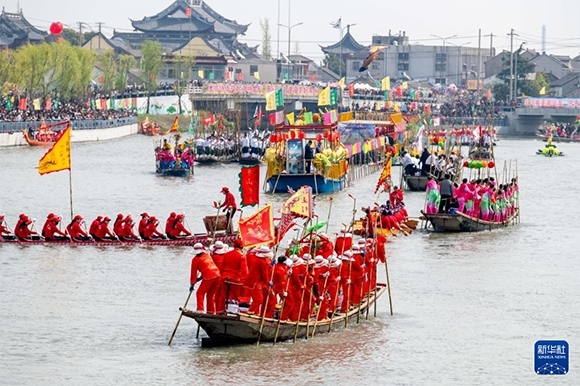 ?4月4日，選手在參加茅山會船盛會 。?新華社發(fā)（楊玉崗 攝）