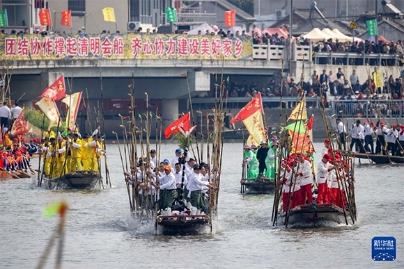 ?4月4日，選手在參加茅山會船盛會。新華社發(fā)（湯德宏 攝）