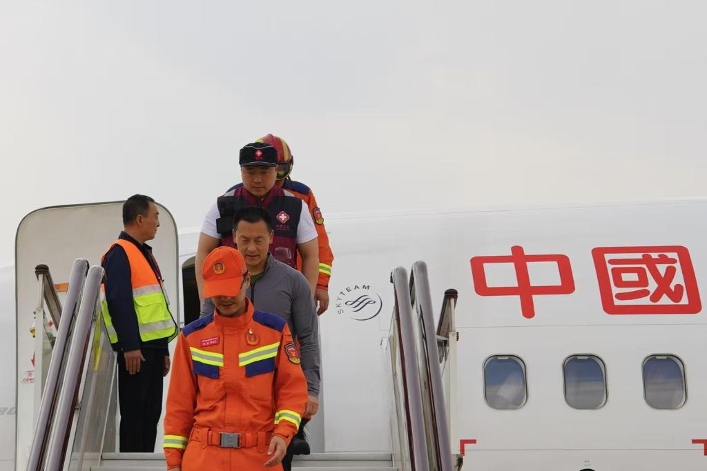 4月6日，在云南省昆明長水機(jī)場，中國云南救援醫(yī)療隊抵達(dá)昆明。新華社記者 高詠薇 攝