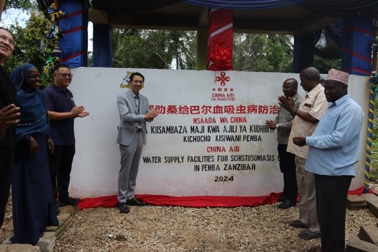 中國(guó)援助桑給巴爾血吸蟲(chóng)病防治技術(shù)項(xiàng)目安全供水工程揭牌儀式日前在當(dāng)?shù)嘏e行。 施亮攝