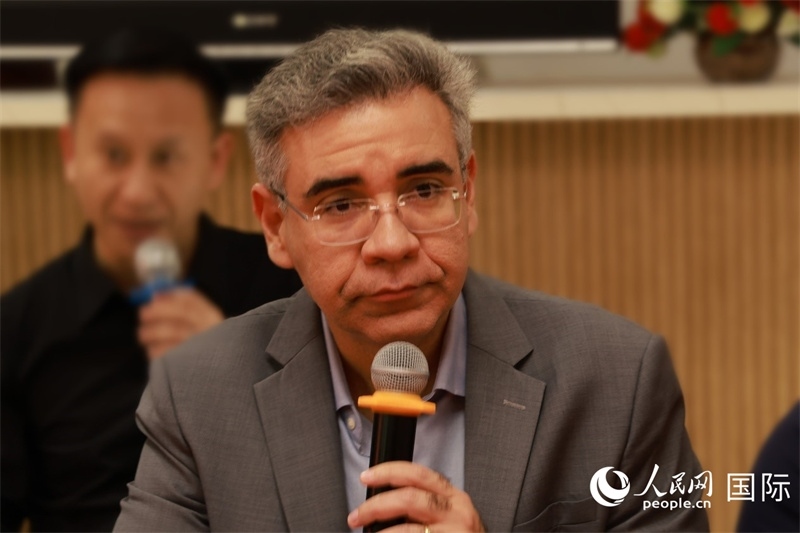 巴西弗魯米嫩塞聯(lián)邦大學教授、中國問題專家埃萬德羅·卡瓦略在座談會上致辭。人民網(wǎng)記者 陳海琪攝