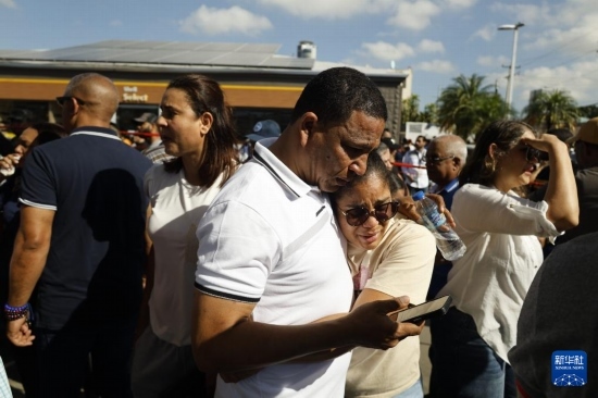  4月8日，人們聚集在多米尼加首都圣多明各的夜總會屋頂坍塌事故現(xiàn)場附近。新華社發(fā)