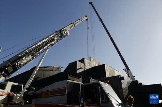  4月8日，救援人員在多米尼加首都圣多明各的夜總會屋頂坍塌事故現(xiàn)場工作。新華社發(fā)