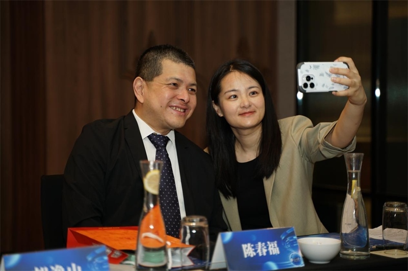 分享會上，中方記者同與會代表合影留念。林俊揚攝