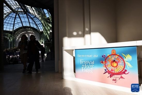 4月11日，人們在法國巴黎大皇宮參加2025巴黎書展。新華社記者 高靜 攝