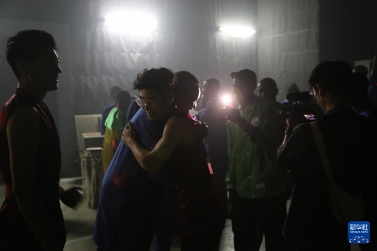 4月10日，在塞內(nèi)加爾首都達喀爾的國家大劇院，中央音樂學(xué)院進擊打擊樂團成員與塞內(nèi)加爾杜杜·恩迪亞耶·羅斯打擊樂團成員在演出后臺擁抱。新華社記者 司源 攝