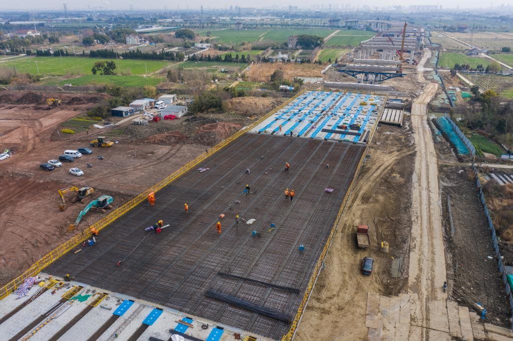 3月7日，在524國道秀洲王江涇至新塍公路工程TJ02標(biāo)段，作業(yè)人員正在進(jìn)行60米鋼混組合梁現(xiàn)澆橋面板鋼筋焊接及綁扎作業(yè)（無人機(jī)照片）。新華社記者 徐昱 攝