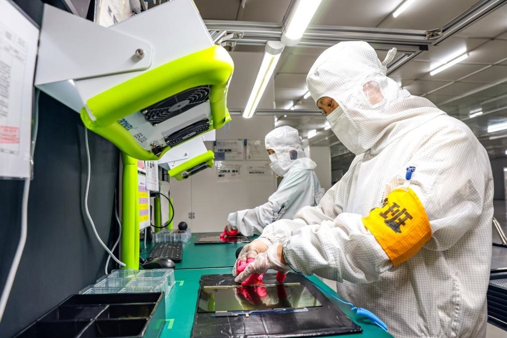 3月27日，在位于寧夏賀蘭工業(yè)園區(qū)的湯姆森電氣有限公司生產(chǎn)車間內(nèi)，工作人員制作硅膠絕緣護(hù)套。新華社記者 楊植森 攝