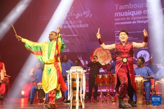 4月10日，在塞內(nèi)加爾首都達喀爾的國家大劇院，中央音樂學(xué)院進擊打擊樂團與塞內(nèi)加爾杜杜·恩迪亞耶·羅斯打擊樂團同臺演出。新華社記者 司源 攝
