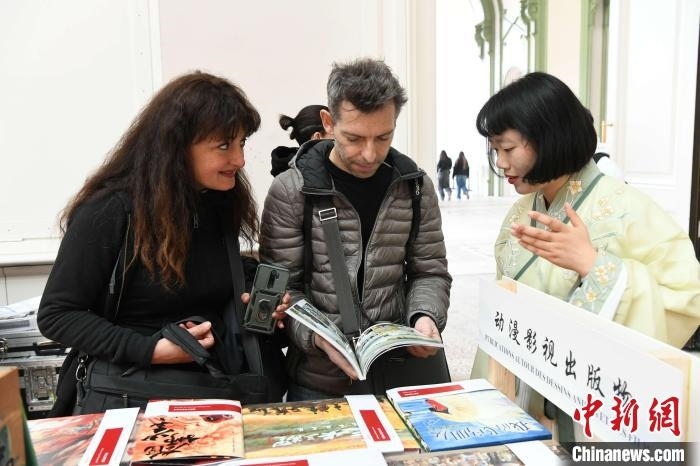 當(dāng)?shù)貢r(shí)間4月11日，2025年巴黎圖書(shū)節(jié)在巴黎大皇宮揭幕。中國(guó)出版代表團(tuán)攜千余種中國(guó)精品圖書(shū)亮相展會(huì)。 中新社記者 李洋 攝