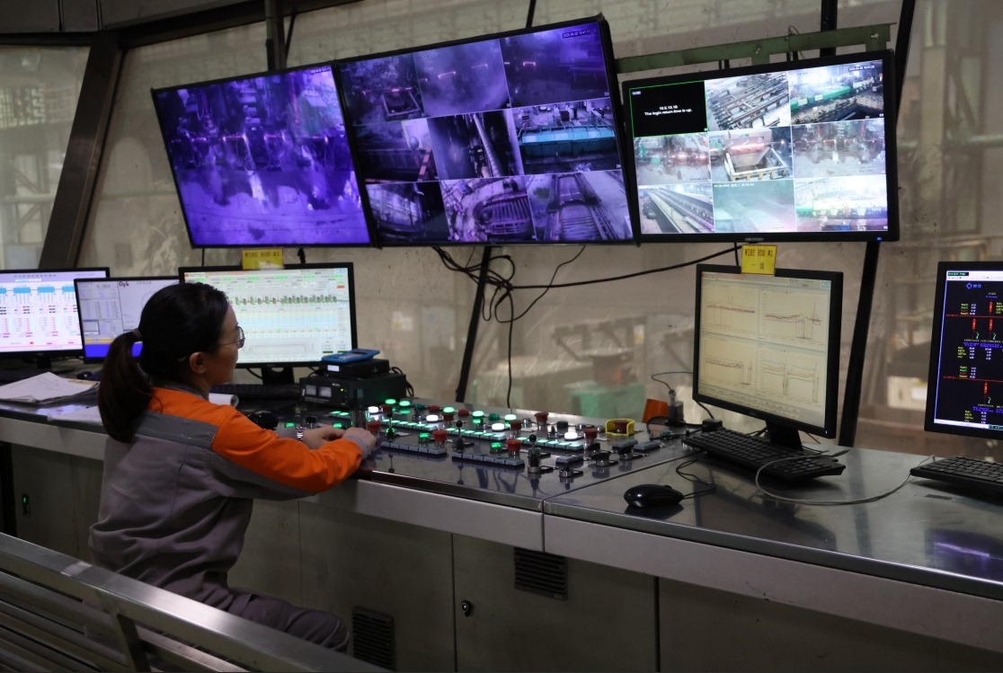 工作人員在馬中關丹產業(yè)園內的聯(lián)合鋼鐵生產車間內工作。（人民日報記者楊一 攝）