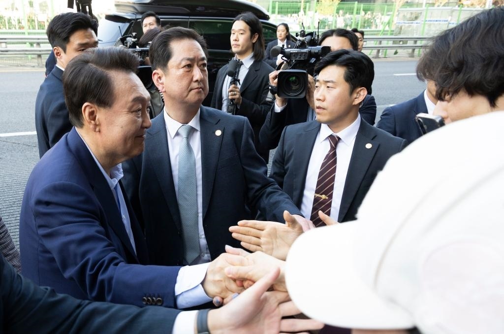 4月11日，韓國前總統(tǒng)尹錫悅（左一）在離開首爾漢南洞官邸時與支持者握手。新華社發(fā)（全休相攝）