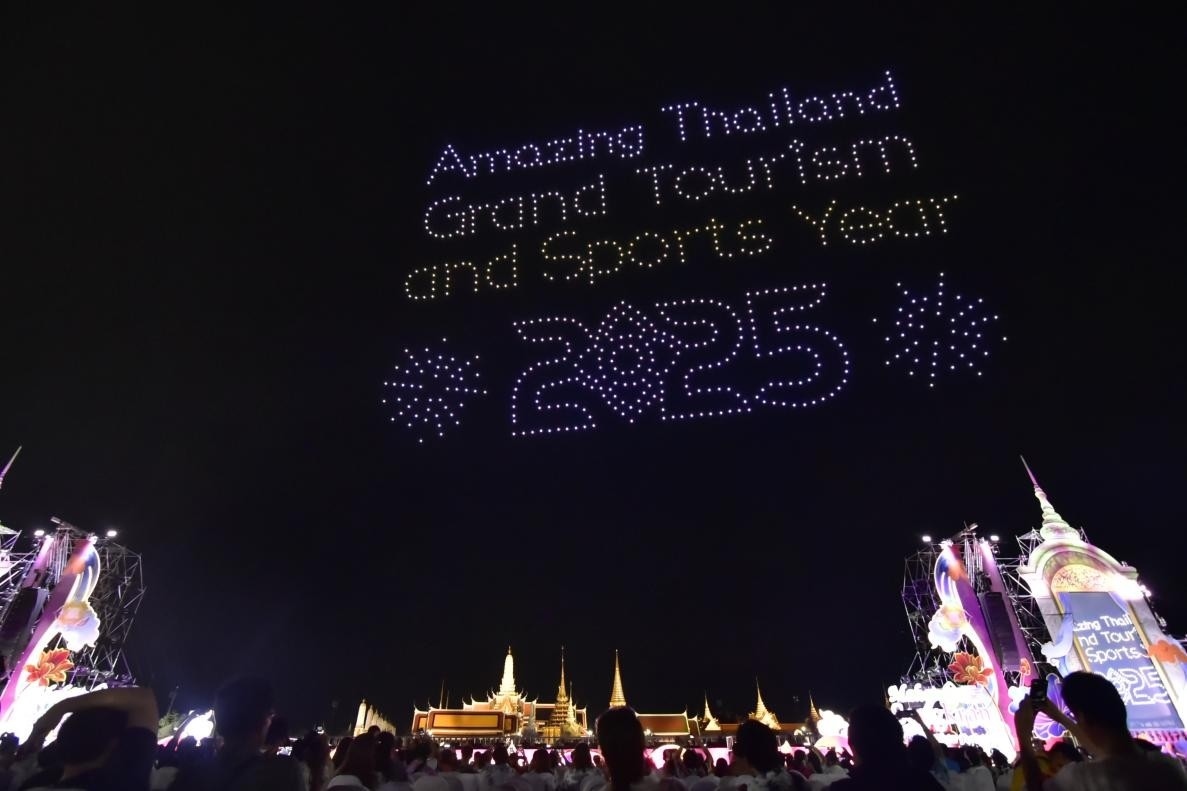 由1200架無(wú)人機(jī)組成的燈光秀點(diǎn)亮夜空。泰國(guó)國(guó)家旅游局供圖