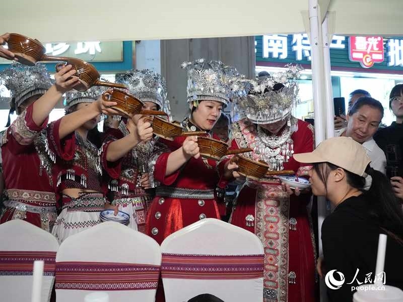 游客體驗互動演出《高山流水》。人民網(wǎng)記者 張力洋攝