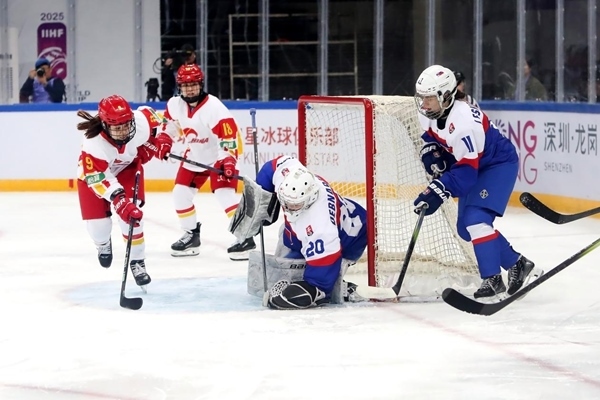 中國隊球員孔明會(左一)射門。圖片來源：中國冰球協會