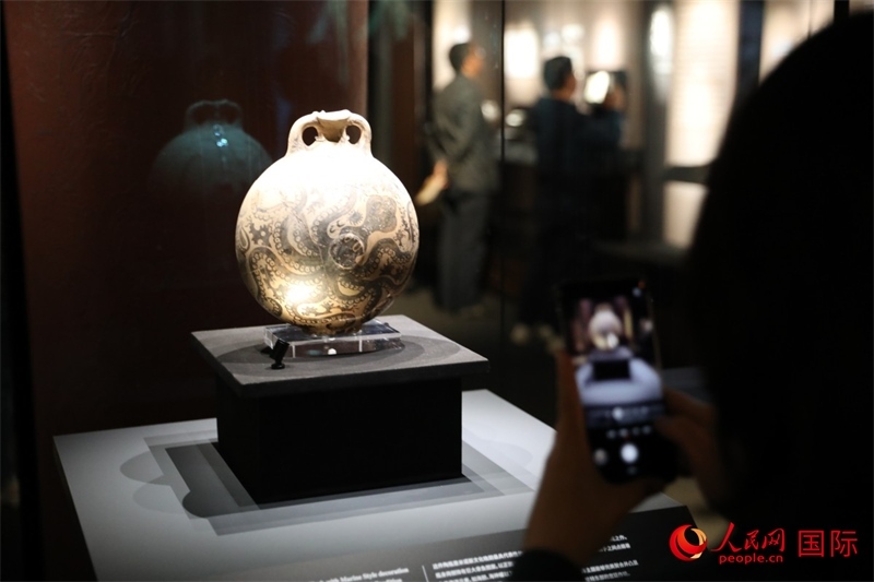 參觀者在拍攝。4月14日，來自希臘伊拉克利翁考古博物館的文物在故宮博物院展出。（人民網(wǎng) 張澤宇攝）