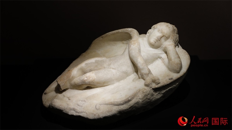 沉睡的厄洛斯大理石浮雕。4月14日，來自希臘伊拉克利翁考古博物館的文物在故宮博物院展出。（人民網(wǎng) 張澤宇攝）