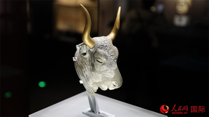 公牛頭型綠泥石來通杯。4月14日，來自希臘伊拉克利翁考古博物館的文物在故宮博物院展出。（人民網(wǎng) 張澤宇攝）