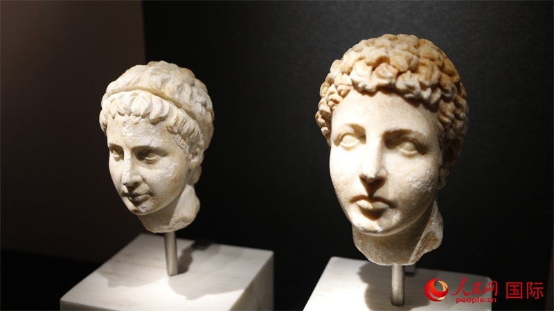 兄弟大理石頭像。4月14日，來自希臘伊拉克利翁考古博物館的文物在故宮博物院展出。（人民網(wǎng) 張澤宇攝）