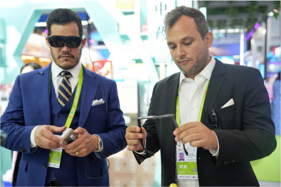 觀展嘉賓體驗科技消費新產(chǎn)品。中國國際消費品博覽會組委會網(wǎng)上新聞中心供圖