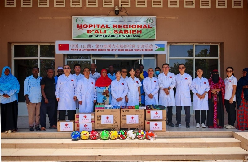 中國（山西）第23批援吉布提醫(yī)療隊在當?shù)亻_展義診，并捐贈一批急需藥品。中國（山西）第23批援吉布提醫(yī)療隊供圖