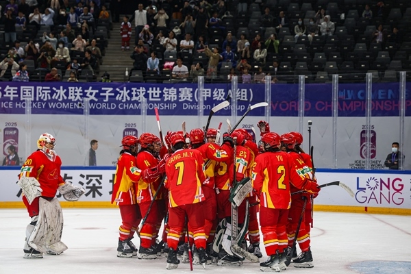 中國隊(duì)球員慶祝勝利。圖片來源：中國冰球協(xié)會(huì)