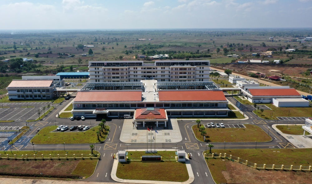 2022年2月17日在柬埔寨特本克蒙省新區(qū)拍攝的中國(guó)援柬埔寨特本克蒙省醫(yī)院。