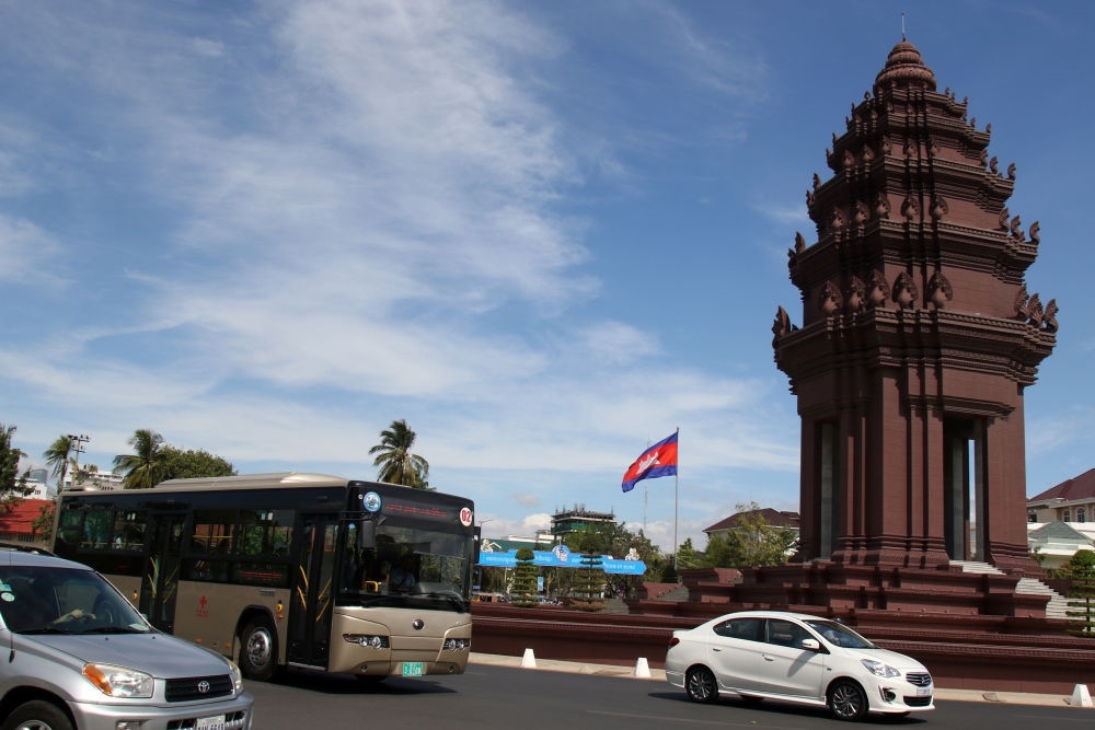 2018年1月5日，在柬埔寨金邊，一輛中國(guó)援助的“宇通”公交車經(jīng)過獨(dú)立紀(jì)念碑。
