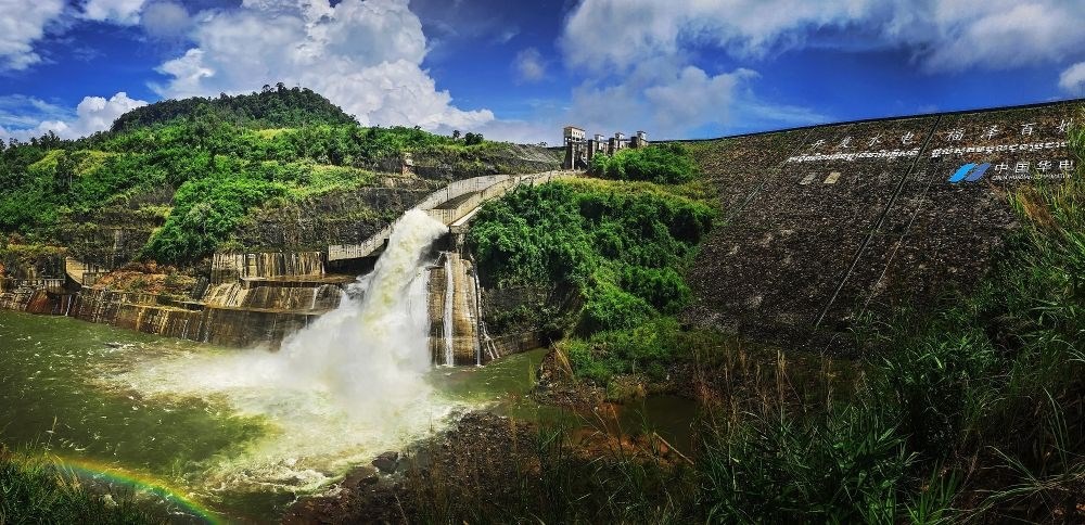 2018年6月22日在柬埔寨戈公省拍攝的中國(guó)援柬額勒賽水電站上大壩。