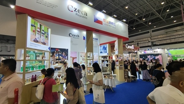 觀展者在各國展臺采購、咨詢。人民網(wǎng)記者 李彤攝