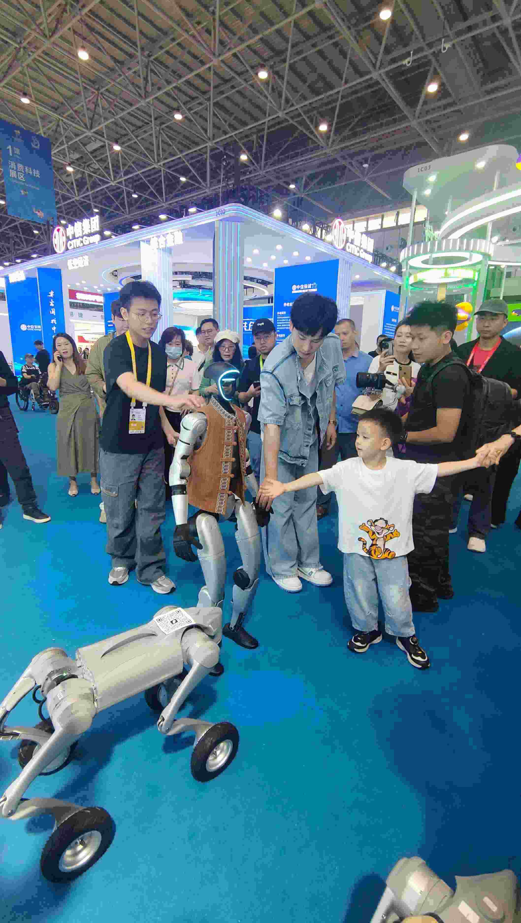 消博會現(xiàn)場，機器人等科技消費產品吸引觀展者駐足。人民網(wǎng)記者 李彤攝