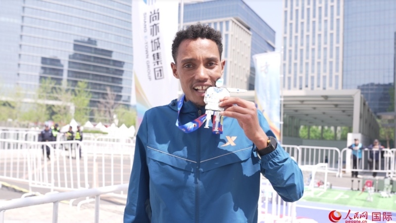 埃塞俄比亞選手圖魯·亞雷德·德梅克獲得本次大賽男子組亞軍。人民網(wǎng)記者 袁蒙攝