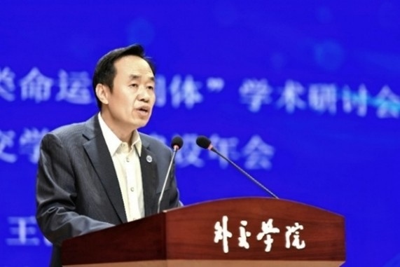 外交學(xué)院黨委書記王世廷大使致辭。主辦方供圖