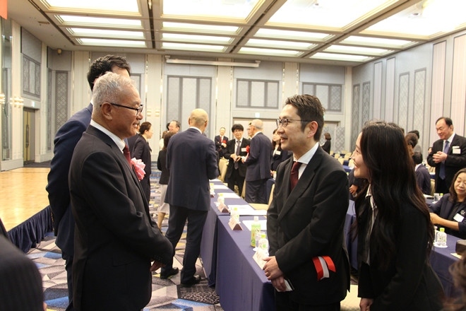 與會(huì)嘉賓熱切交流。中國(guó)駐福岡總領(lǐng)館供圖