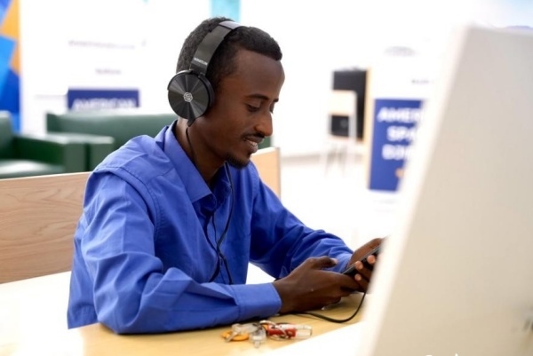 在明亮現(xiàn)代的信息技術(shù)閱覽室，當(dāng)?shù)刈x者正在沉浸式學(xué)習(xí)，塔里克·易卜拉欣攝