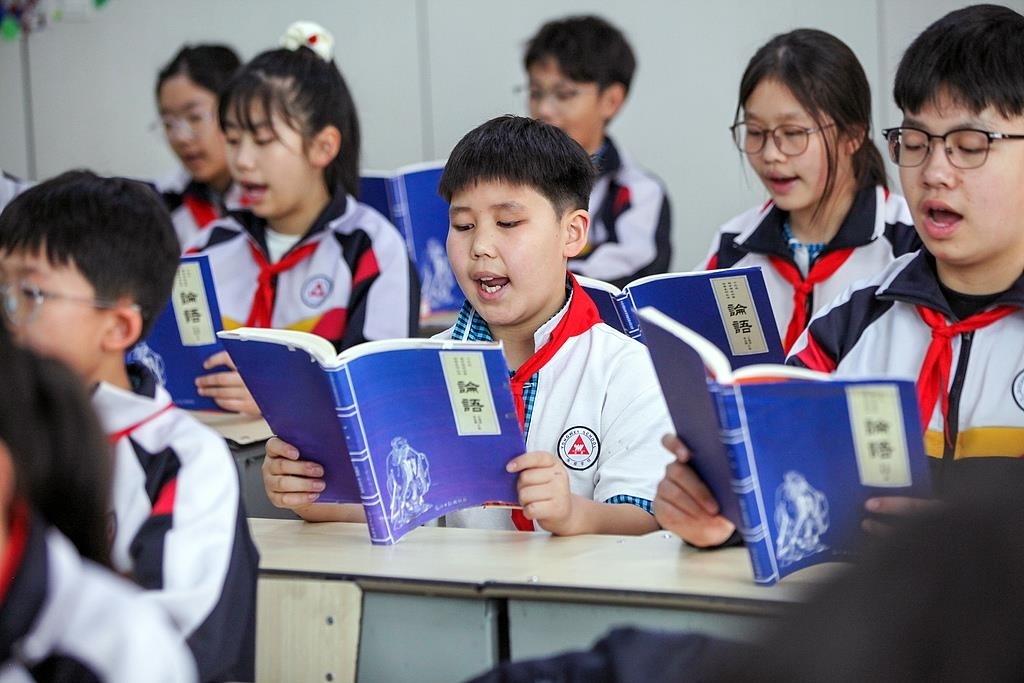 △2025年4月21日，河南焦作，學生們在誦讀《論語》。