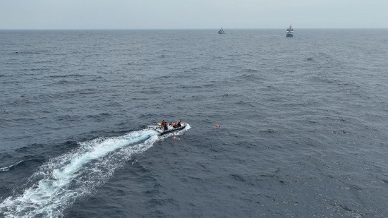 4月23日，中越海警開展海上聯(lián)合搜救演練，模擬營救落水人員。（中國海警供圖）